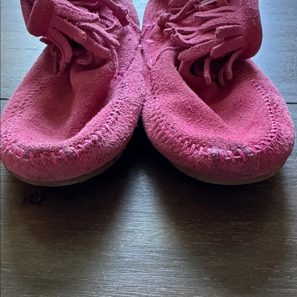 Size 3 Minnetonka Double Fringe Side Zip Boot in pink